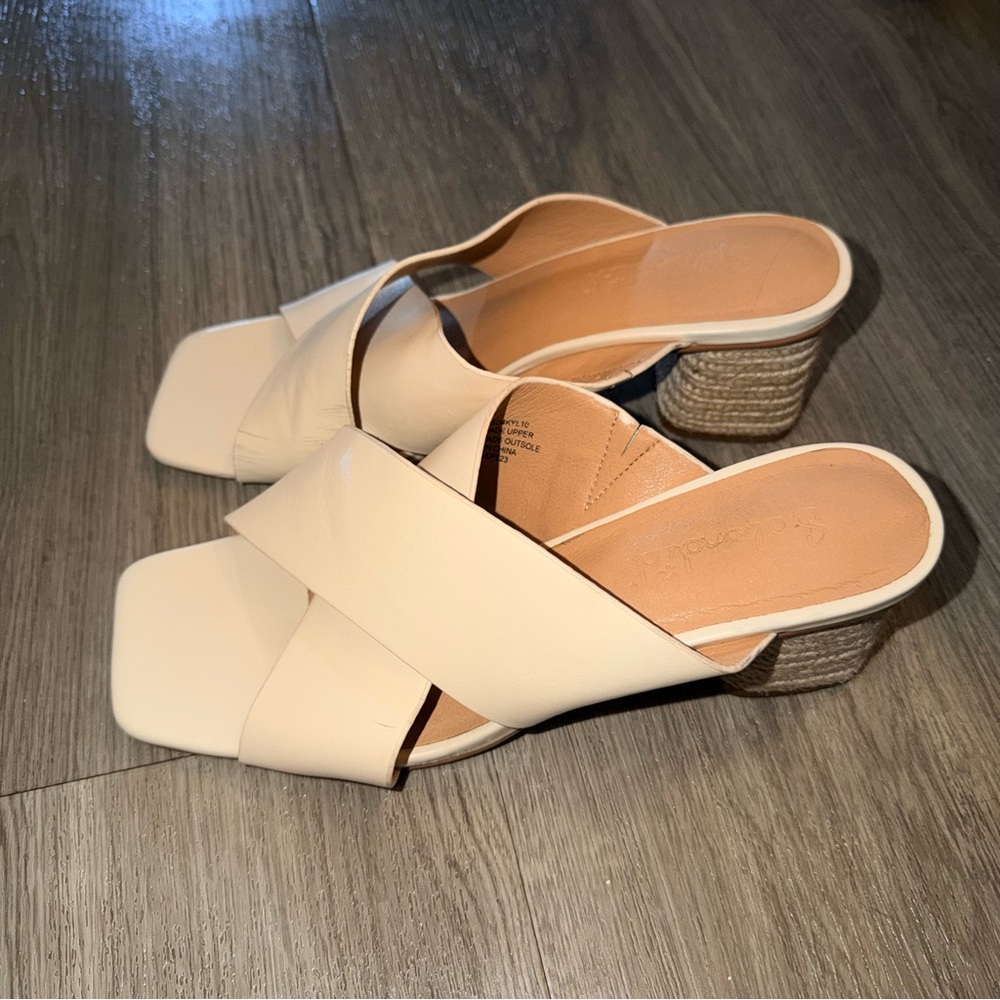 SPLENDID Chic cream sandals with a stylish block 2.25 inches heel